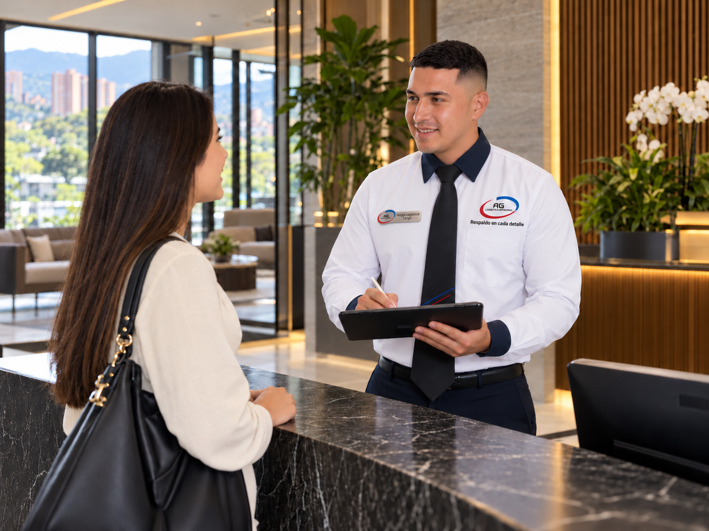 Conserje con camisa blanca, corbata, placa y uniforme corporativo atendiendo a una visitante
